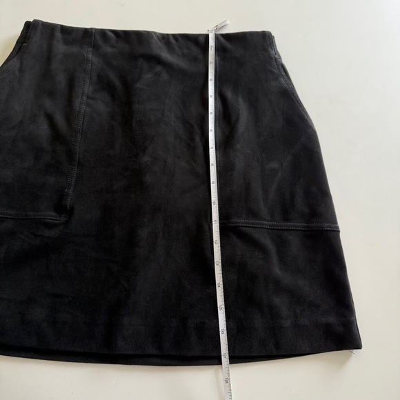 Banana Republic-Vegan Suede-Mini Skirt-Pockets-Back Zip-Size 4 - Picture 7 of 9